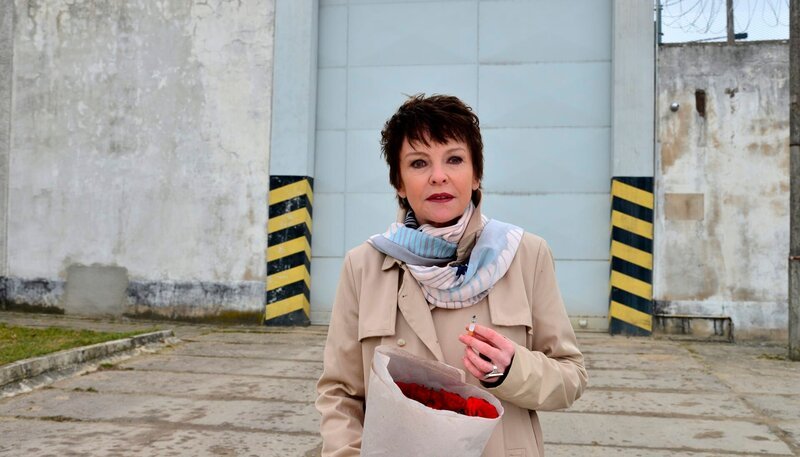 Karin (Katrin Sass) wird nach sechs Jahren Haft entlassen. – Bild: MDR/​NDR/​Christiane Pausch