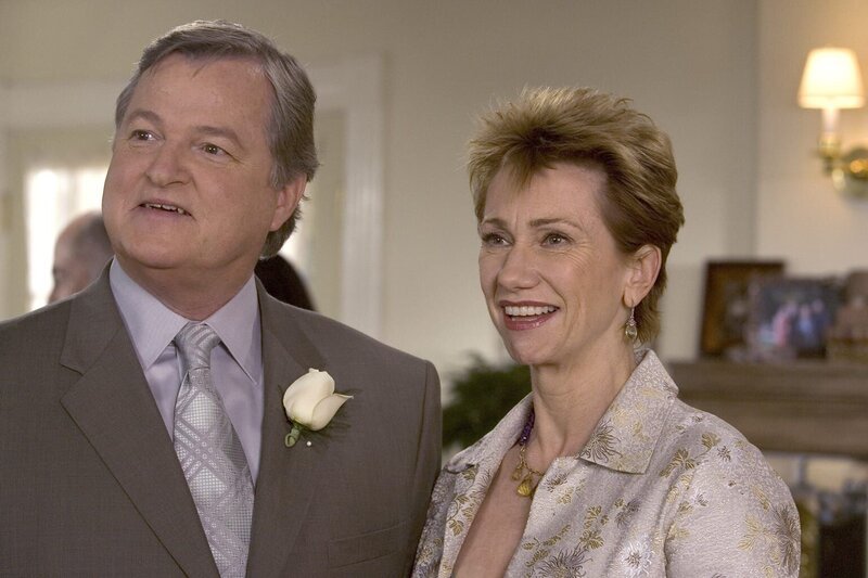 (v.l.n.r.) Howard (James Lashly); Mia (Kathy Baker) – Bild: Warner Bros. Lizenzbild frei