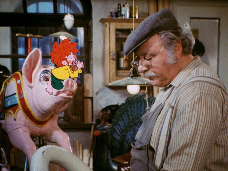 Pumuckl will eine Uhr haben, er schleicht sich in einen Uhrenladen. Doch dort wird der Pumuckl aus Versehen eingesperrt und er muss die Nacht in einer Spieluhr verbringen. – Bild: BR/​Infafilm GmbH/​Original-Entwurf „Pumuckl“-Figur: Barbara von Johnson