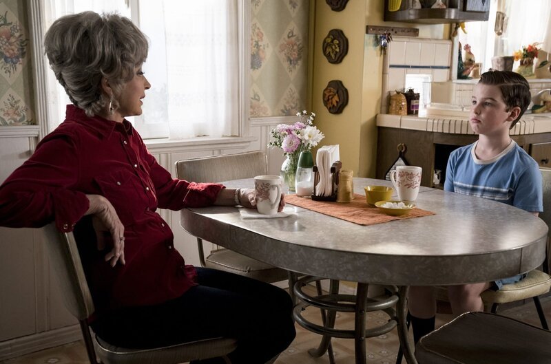 Meemaw (Annie Potts, l.); Sheldon Cooper (Iain Armitage, r.) – Bild: Nicole Wilder-Shattuck /​ WBEI
