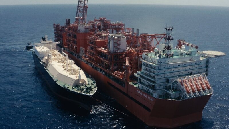 NZZ Format Gas aus Afrika – Europas neue Energiequelle? Zwei Schiffe – Bild: SRF/​NZZ Format
