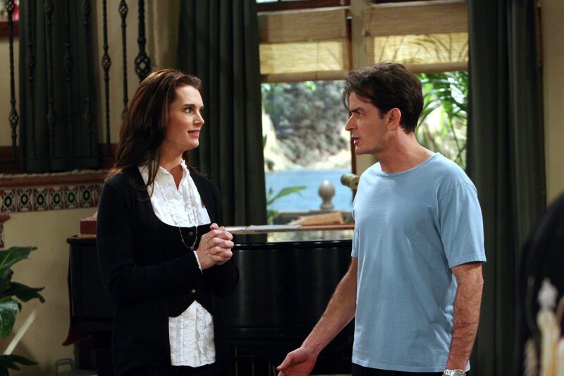 Danielle (Brooke Shields, l.), die attraktive neue Nachbarin, stellt sich Charlie (Charlie Sheen, r.) vor … – Bild: Warner Brothers Entertainment Inc. Lizenzbild frei