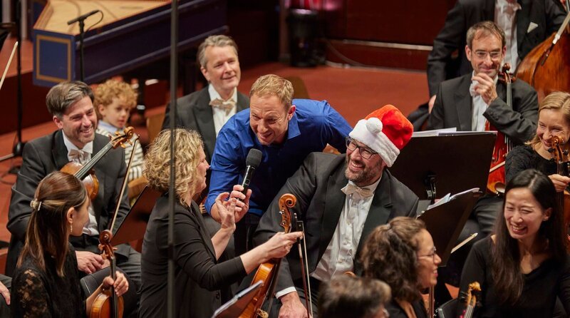 Bild: Christmas all over the World – Weihnachten mit dem hr-Sinfonieorchester. Tobias Kämmerer (m.) – Bild: hr/​Sebastian Reimold