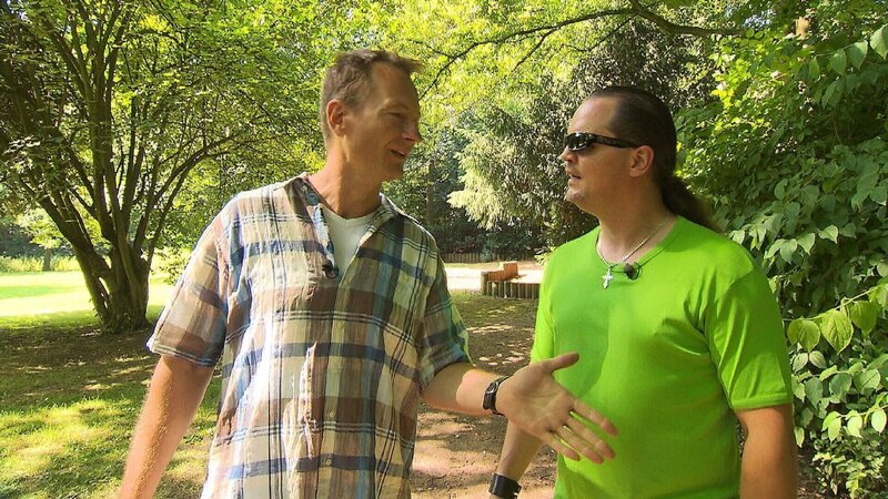 Robert Brand (l.) hat seine Freundin mit einem gefälschten Gutachten dazu gebracht, dass sie ihm ein geerbtes Haus schenkt. Angeblich ist es marode und kaum etwas wert. Er bespricht die Situation mit Kumpel Bernie. – Bild: RTL
