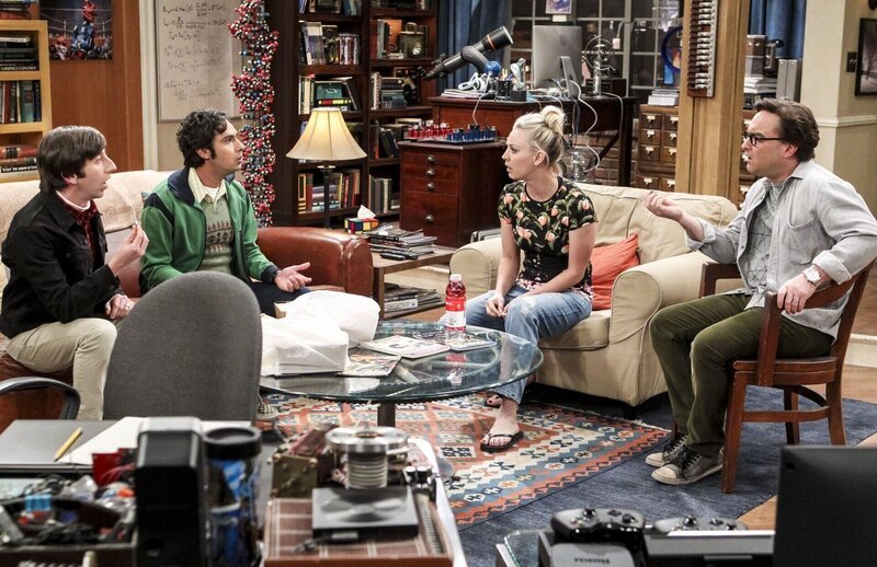 Als sie alle ein und dasselbe Rätsel zugeschickt bekommen, fangen Howard (Simon Helberg, l.), Raj (Kunal Nayyar, 2.v.l.), Penny (Kaley Cuoco, 2.v.r.) und Leonard (Johnny Galecki, r.) an, das seltsame Verhalten von Amy und Sheldon zu hinterfragen … – Bild: Warner Bros. Television Lizenzbild frei