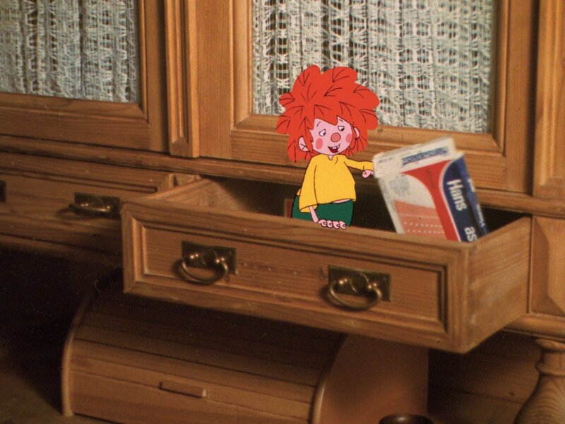 Meister Eder ist krank und muß das Bett hüten. Pumuckl versucht, ihn aufzumuntern, aber Eder hat keinen Nerv für diverse Späßchen. – Bild: BR/​Infafilm GmbH/​Original-Entwurf „Pumuckl“-Figur: Barbara von Johnson