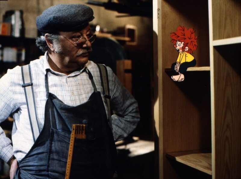 Meister Eder (Gustl Bayrhammer) und Pumuckl. – Bild: BR/​Infafilm/​Original-Entwurf „Pumuckl“-Figur: Barbara von Johnson.