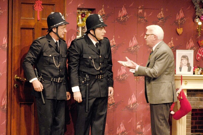 „Schöne Bescherung“, Ausgerechnet am Weihnachtsabend sollen zwei Polizisten ein älteres Ehepaar darüber informieren, dass ihre Tochter wahrscheinlich bei einem Autounfall ums Leben gekommen ist.Die etwas biederen kauzigen Ordnungshüter tappen bei dem Versuch, unangenehme Situationen möglichst freundlich und menschlich zu lösen, von einem Fettnäpfchen ins andere – bis alles in einem beinahe unentwirrbaren Durcheinander von echten oder angenommenen Katastrophen mündet und zum komisch skurrilen Total-Chaos führt.Im Bild (v.li.): Andreas Vitasek (Handley), Michael Niavarani (Blunt), Kurt Sobotka (Balthasar).  SENDUNG: ORF3 – DO – 24.12.2020⁠–⁠23:35 UHR. – Veroeffentlichung fuer Pressezwecke honorarfrei ausschliesslich im Zusammenhang mit oben genannter Sendung oder Veranstaltung des ORF bei Urhebernennung. – Bild: ORF/​Ali Schafler