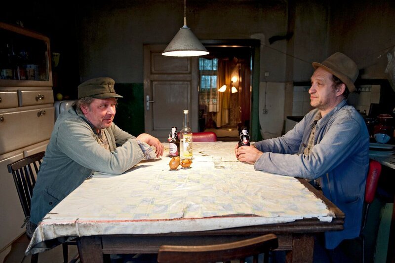 Bei Bier und Köm führen Brakelmann (Jan Fedder, li.) Adsche (Peter Heinrich Brix, re.) bekanntlich die besten Gespräche. – Bild: NDR/​Nicolas Maack