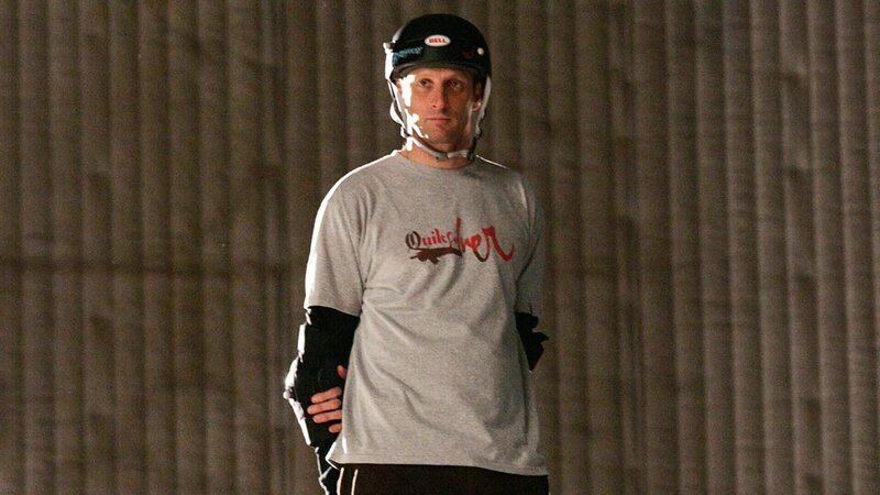 Skater-Star Tony Hawk spielt in dieser Episode das Mordopfer Jake Sullivan. – Bild: MG RTL D / CBS Skater-Star Tony Hawk spielt in dieser Episode das Mordopfer Jake Sullivan. – Bild: MG RTL D / CBS
