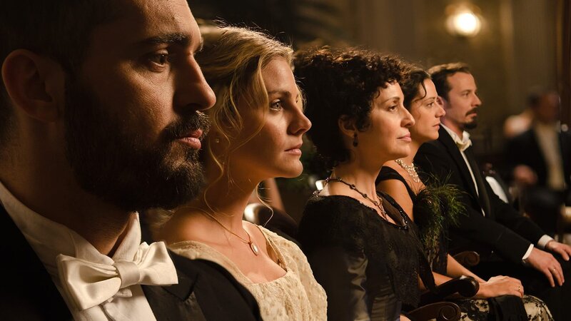 l-r Diego (Pedro Alonso), Alicia Alarcón (Amaia Salamanca), Doña Teresa (Adriana Ozores), Sofía Alarcón (Luz Valdenebro), Alfredo Vergara (Fele Martínez) – Bild: AXN White