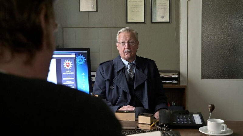 Thomas Bethge (Matthias Brandt) beißt auf Granit bei den zuständigen Kollegen in Niedersachsen. – Bild: NDR/​ConradFilm, Bavaria Fiction/​SOAP IMAGES