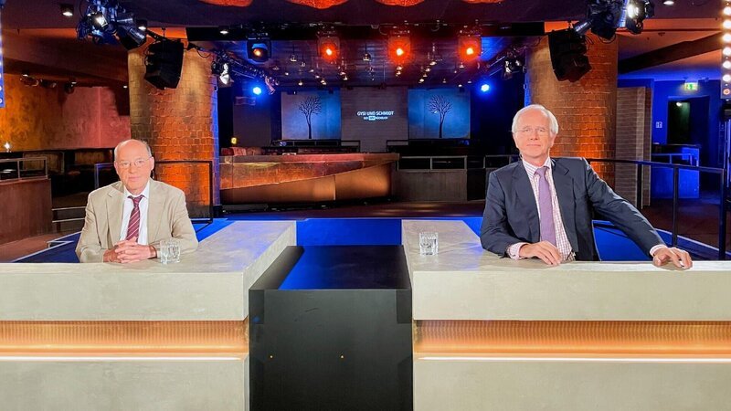 Gregor Gysi und Harald Schmidt (r.) lassen das letzte halbe Jahr Revue passieren. – Bild: RTL /​ Aron Doll