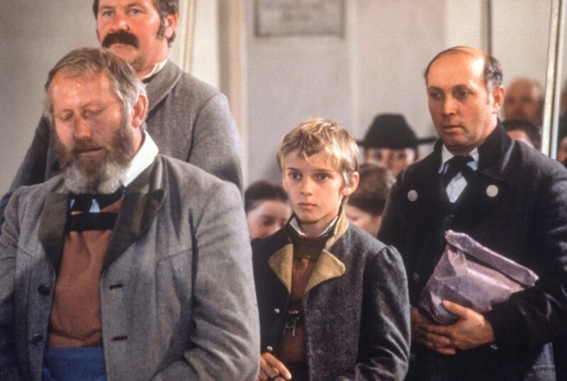 Harald Gauster (Peter) und Kirchgänger. – Bild: ORF/​MR Film