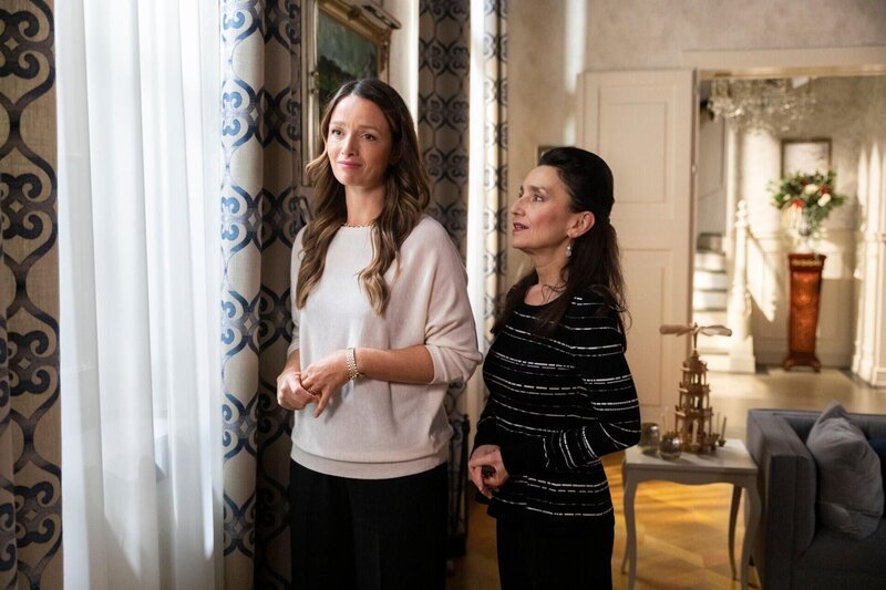 Jennys (Kaja Schmidt-Tychsen, l.) Fassungslosigkeit über Simones (Tatjana Clasing) Tat wandelt sich in Hass. – Bild: RTL /​ Julia Carola Pohle