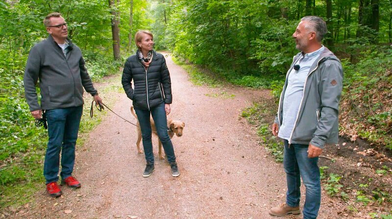 Coach Andreas Ohligschläger (r) mit Hund Lenny und seinen beiden Haltern Melanie und Oliver. – Bild: WDR/​Fernsehkraft UG