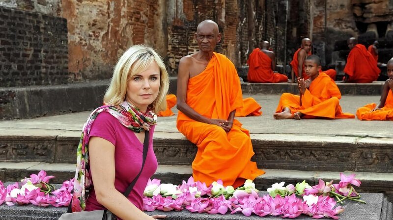 Bei den buddhistischen Mönchen sucht Nadja (Saskia Valencia) Rat und Hilfe. – Bild: ARD Degeto/​ARD Degeto/​Lisa Film/​Oliver Roth