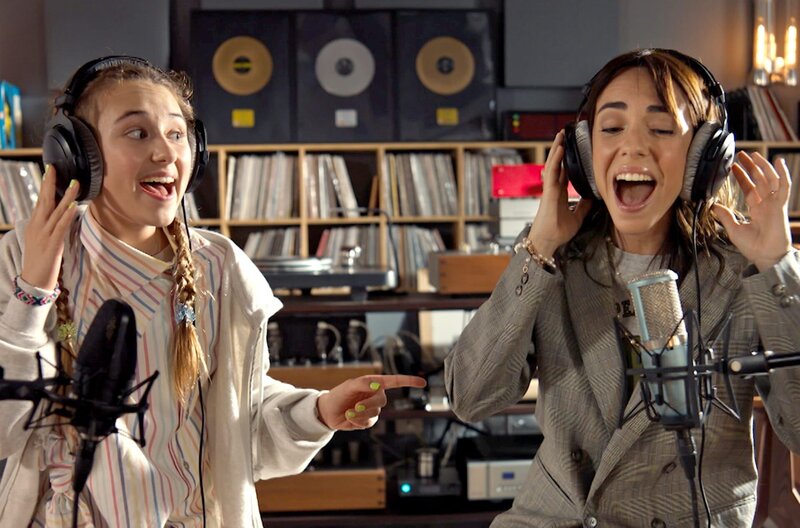 Lucy (Kensington Tallman, l.) und ihre Stiefmutter Francesca (Eleonora Facchini) singen gemeinsam in einem Studio. – Bild: SWR/​HR/​Red Monk Studios srl/​HSR S1 (FGM) Inc.