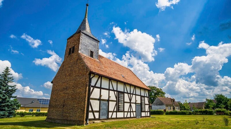 In Brandenburg gibt es über 1500 Dorfkirchen. Viele von ihnen werden nicht mehr gebraucht, weil immer mehr Menschen aus der Kirche austreten oder sterben. Aber die Kirchenbauten sind Kulturdenkmäler, oft Wahrzeichen und noch immer Mittelpunkt eines jeden Dorfes. Was also tun mit den Gebäuden und Grundstücken? Ein rbb-Team hat einige kreative Beispiele für „alternative“ Kirchennutzung gefunden. – Dorfkirche Dümde, Teltow-Fläming. – Bild: rbb