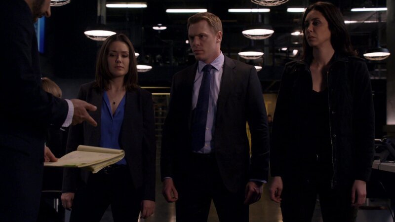 L-R: Elizabeth Keen (Megan Boone), Donald Ressler (Diego Klattenhoff) und Samar Navabi (Mozhan Navabi) – Bild: AXN Black