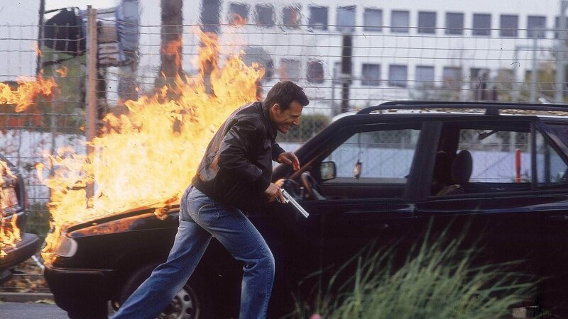 Tom (René Steinke) soll die Edelsteine persönlich übergeben. Als Semir seinem Freund auf dessen gefährlicher Mission zu folgen versucht, bleibt Soldan dies nicht verborgen und die Übergabe scheitert … – Bild: MG RTL D