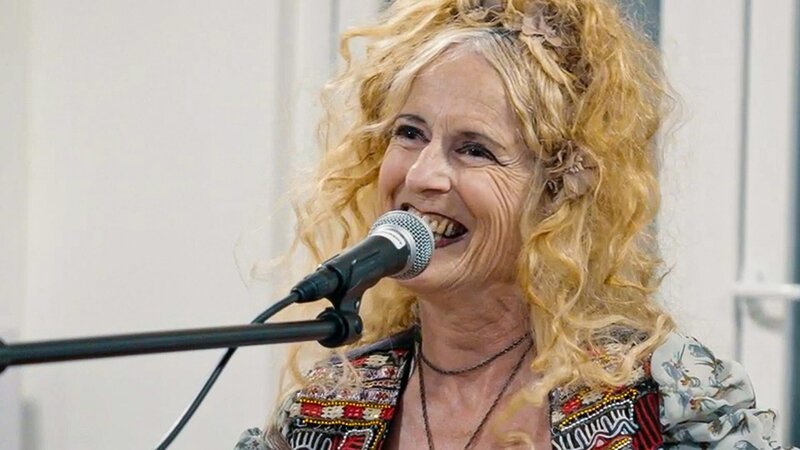 Jodel-Techno-Musikpionierin Christine Lauterburg bei der Bandprobe im Rahmen des Projekts «I’ll Remember You» – Bild: SRF/​Milan