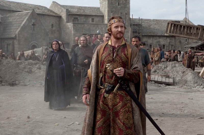 König Stephan (Tony Curran) will den jungen Richard als Ritter in seine Dienste nehmen. Er braucht dringend Männer, um die Rebellion seiner Cousine Mathilde zu unterdrücken. – Bild: TVP