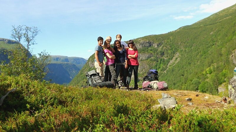 V.li.: Freddie, Antonia, Caspar, Kimberly, Philip und Leonie. – Bild: hr/​E+U TV Film- und Fernsehprod.
