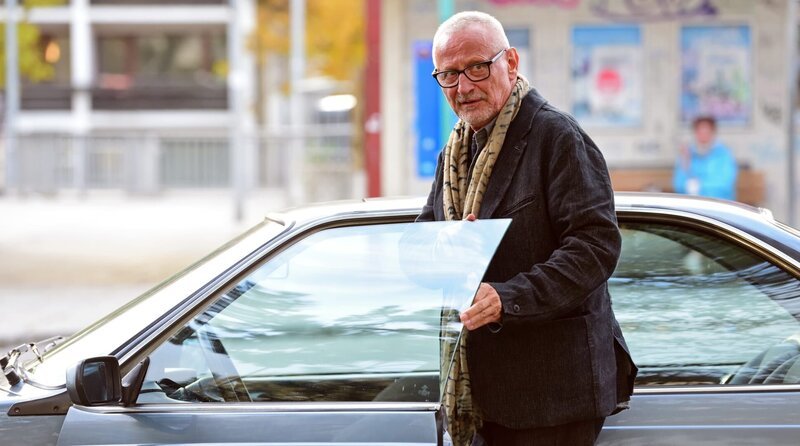 Heinz (Konstantin Wecker) ist ein langjähriger Freund von Marianne und Günther. – Bild: ARD Degeto Film/Relevant Filmproduktion/Jürgen Olczyk Heinz (Konstantin Wecker) ist ein langjähriger Freund von Marianne und Günther. – Bild: ARD Degeto Film/Relevant Filmproduktion/Jürgen Olczyk