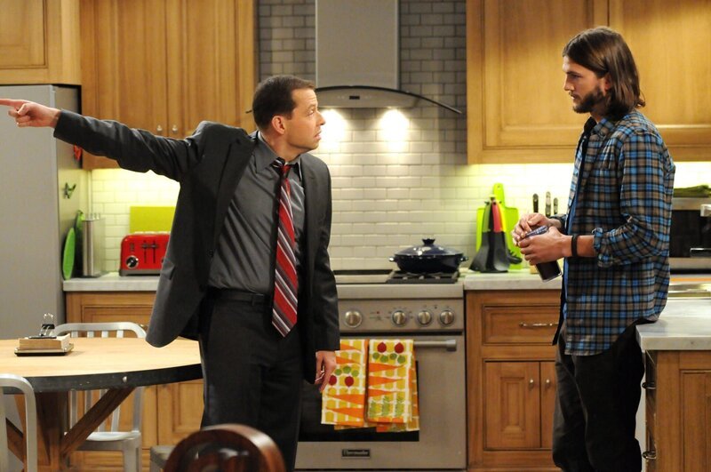 Haben es nicht immer leicht miteinander: Walden (Ashton Kutcher, r.) und Alan (Jon Cryer, l.) … – Bild: Warner Bros. Television Lizenzbild frei