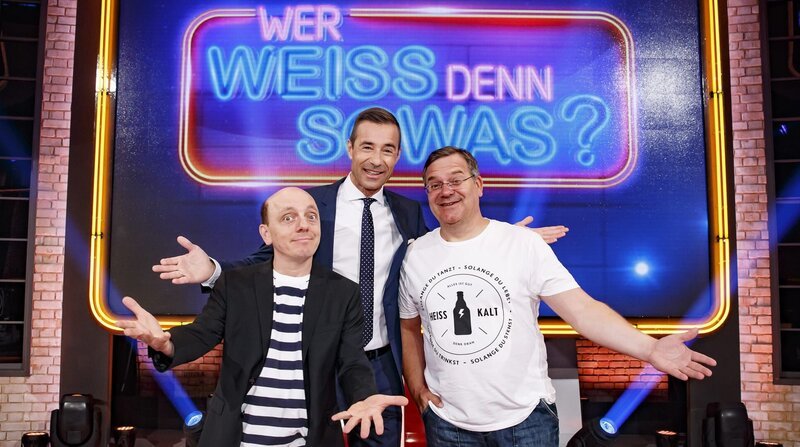 Moderator Kai Pflaume und seine Rateteam-Kapitäne Bernhard Hoëcker und Elton. – Bild: BR/​NDR/​Morris Mac Matzen