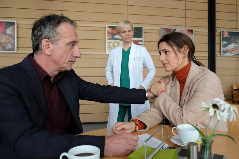 Moritz Weber liegt nach einem Autounfall schwerverletzt in der Sachsenklinik. Sein Vater Alexander Weber (Heio von Stetten, li.) und dessen Ex-Frau Maria Weber (Annett Renneberg, re.) reden seit Jahren mal wieder richtig miteinander. Maria ist erstaunt, wie sehr sich Alexander verändert hat. Dr. Kathrin Globisch (Andrea Kathrin Loewig, mi.) ist die neue Lebensgefährtin von Alexander, es ist eine schwierige Situation für sie. – Bild: MDR/​Saxonia Media/​Kiss