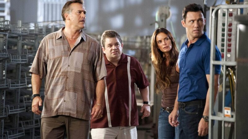 Sam, Calvin Schmidt, Fiona und Michael sitzen in der Falle: Ein alter Bekannter von Schmidt hat die Fabrik mit seinen Männern umstellt und droht damit, alle zu erschießen. – Bild: RTL /​ USA Network