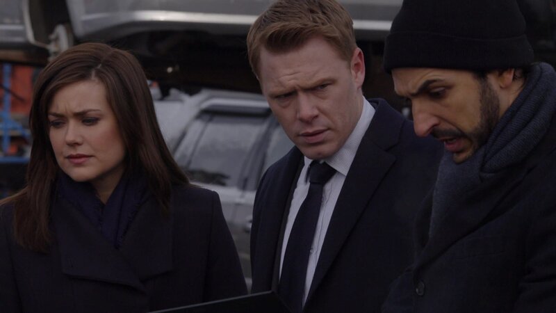 L-R: Elizabeth Keen (Megan Boone), Donald Ressler (Diego Klattenhoff) und Aram Mojtabai (Amir Arison) – Bild: AXN Black