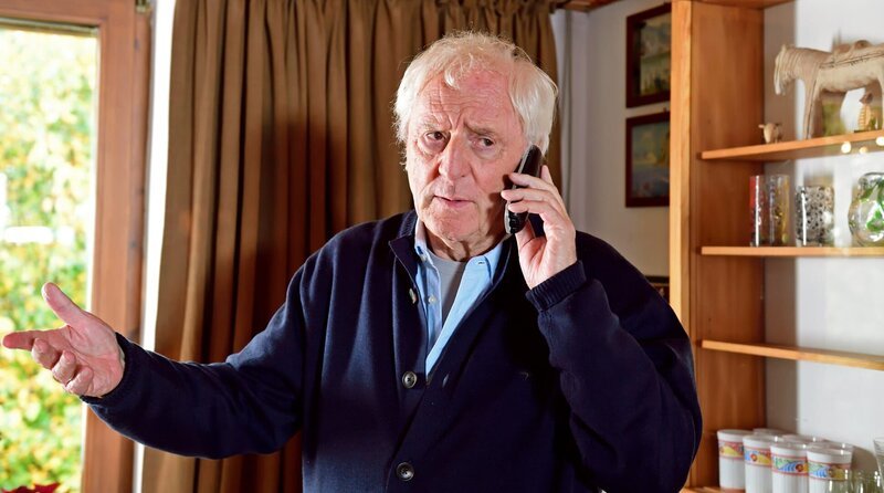 Günter (Günther Maria Halmer) ärgert sich über den Hundehaufen vor seinem Haus. – Bild: ARD Degeto Film/Relevant Filmproduktion/Jürgen Olczyk Günter (Günther Maria Halmer) ärgert sich über den Hundehaufen vor seinem Haus. – Bild: ARD Degeto Film/Relevant Filmproduktion/Jürgen Olczyk