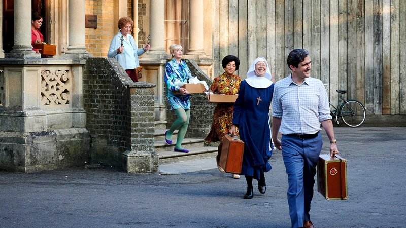 L-R: Nancy Corrigan (Megan Cusack), Phyllis Crane (Linda Bassett), Trixie Franklin (Helen George), Lucille Robinson (Leonie Elliott), Sister Julienne (Jenny Agutter), Patrick Turner (Stephen McGann) – Bild: AXN White