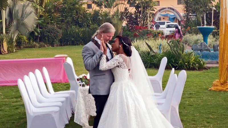 Auswanderer Rudi hat seine ehemalige Heimat im brandenburgischen Luckenwalde hinter sich gelassen und ist in seinem neuen Leben in Tansania angekommen. Am Fuße des Kilimanjaro heiratet der gebürtige Thüringer seine afrikanische Verlobte Nangini. – Bild: RTLZWEI