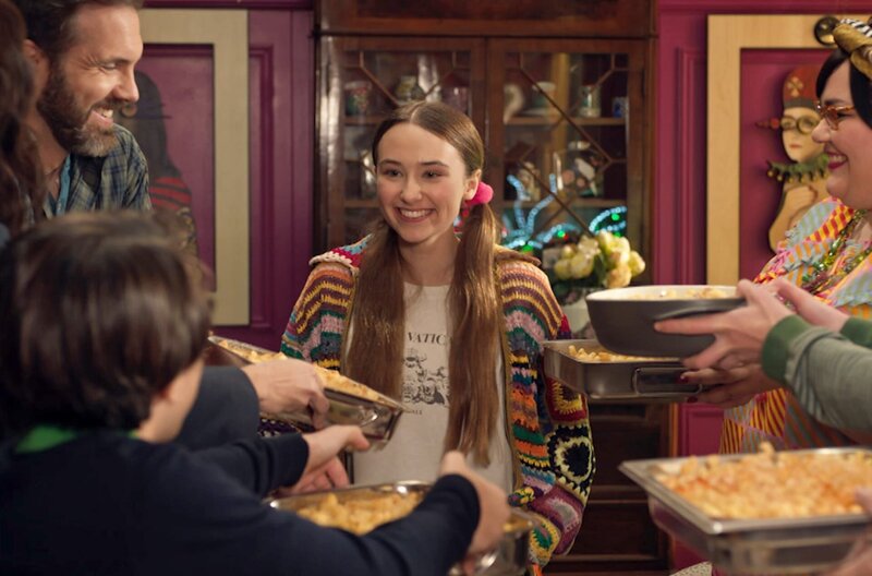 Lucy (Kensington Tallman, 3.v. l.) bekommt Mac and Cheese zu Thanksgiving und hofft auf den perfekten Feiertag. – Bild: SWR/​HR/​Red Monk Studios srl/​HSR S1 (FGM) Inc.