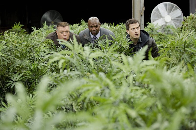 (v.l.n.r.) Scully (Joel McKinnon Miller); Terry Jeffords (Terry Crews); Jake Peralta (Andy Samberg) – Bild: John P. Fleenor /​ UNIVERSAL TELEVISION LLC