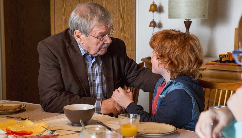 SENDER: ARD – SENDETITEL: Rentnercops, Folge 10 – UNTERTITEL:  Echte Freunde – CAPTION:  ARD RENTNERCOPS, 16 neue Folgen, Folge 10 „Echte Freunde“, am Mittwoch (23.11.16) um 18:50 Uhr im Ersten..Günter (Wolfgang Winkler, l.) hat ein Hühnchen zu rupfen mit seinem Enkel Joschua (Paul Eilert, r.)..© ARD/​Michael Boehme, honorarfrei – Verwendung gemäß der AGB im engen inhaltlichen, redaktionellen Zusammenhang mit genannter ARD-Sendung und bei Nennung „Bild: ARD/​Michael Boehme“ (S2). ARD-Programmdirektion/​Bildredaktion, Tel: 089/​5900⁠–⁠23879,bildredaktion@DasErste.de – Bild: ARD/​Michael Boehme