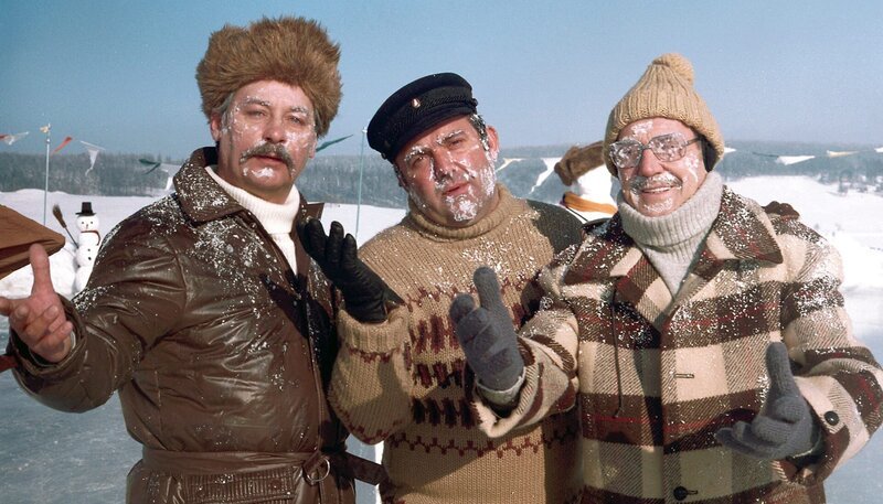 Drei Männer wetteifern im Skiurlaub um die Gunst der attraktiven Mittvierzigerin Vera Urban – unlautere Mittel nicht ganz ausgeschlossen. Turbulente DDR-Komödie um Liebe, Eifersucht und Winterurlaub mit vielen beliebten Darstellern wie Micaela Kreissler, Alfred Struwe, Herbert Köfer und Günter Schubert. – Georg (Alfred Struwe), Herr Winter (Günter Schubert) und Herr Martin (Herbert Köfer). – Bild: rbb/DRA/Hans-Ulrich Raschke Drei Männer wetteifern im Skiurlaub um die Gunst der attraktiven Mittvierzigerin Vera Urban – unlautere Mittel nicht ganz ausgeschlossen. Turbulente DDR-Komödie um Liebe, Eifersucht und Winterurlaub mit vielen beliebten Darstellern wie Micaela Kreissler, Alfred Struwe, Herbert Köfer und Günter Schubert. – Georg (Alfred Struwe), Herr Winter (Günter Schubert) und Herr Martin (Herbert Köfer). – Bild: rbb/DRA/Hans-Ulrich Raschke