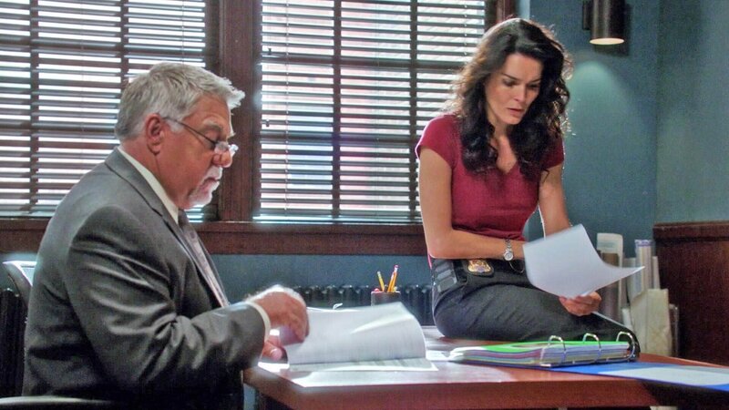 Det. Vince Korsak (Bruce Mc Gill) und Jane Rizzoli (Angie Harmon) bekommen eine letzte Frist von 65 Stunden, um das fehlende Beweisstück zu finden. – Bild: SUPER RTL /​ Warner Bros.