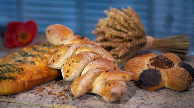 Marie Simon backt für das Essen mit Freunden leckere Partybrötchen-Variationen: eine herzhafte Ähre, Brötchen, die an Blumen erinnern und ein würziges Kräuterbaguette sorgen für Abwechslung beim Mädelsabend oder auf der Grillparty. – Bild: WDR/​Melanie Grande