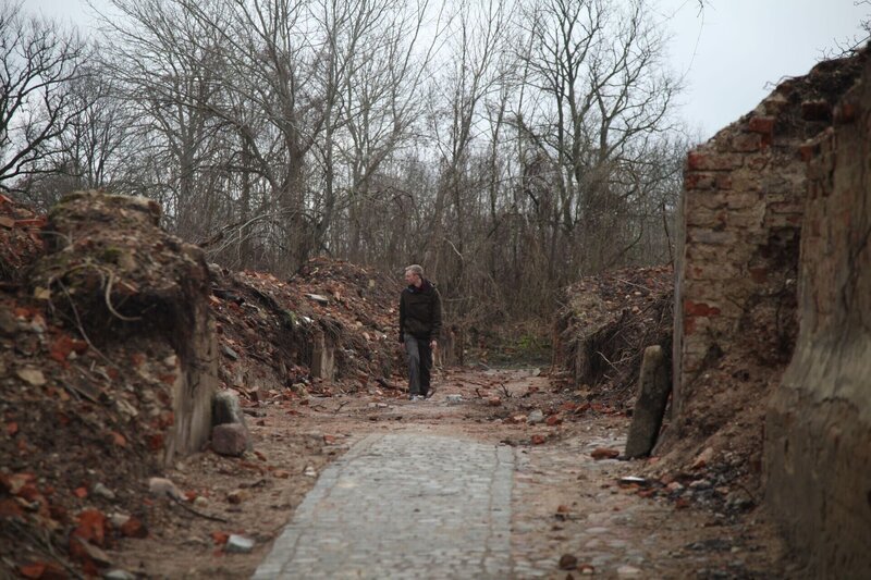 Während des Krieges wurden zahlreiche Häuser zerstört. – Bild: National Geographic/​Kathrin Benoehr /​ Nat Geo /​ Kathrin Benoehr