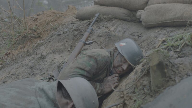 Willy Wenger in a ditch with fellow soldier on the battlefield. – Bild: DSP /​ National Geographic