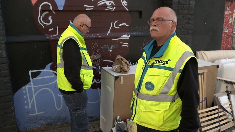 „Mülldetektive“ vor wildem Sperrmüll – Bild: RTL /​ Thomas Pechlof
