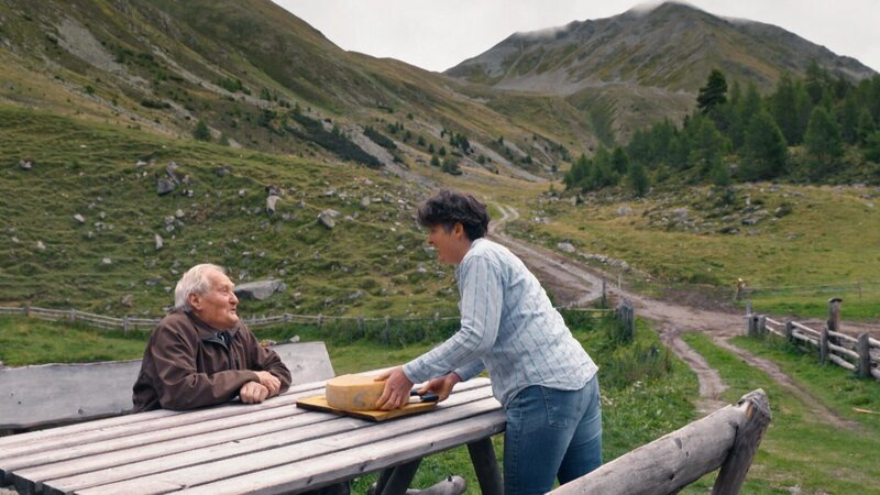 Zwei Personen auf einem Hügel – Bild: Bergblick