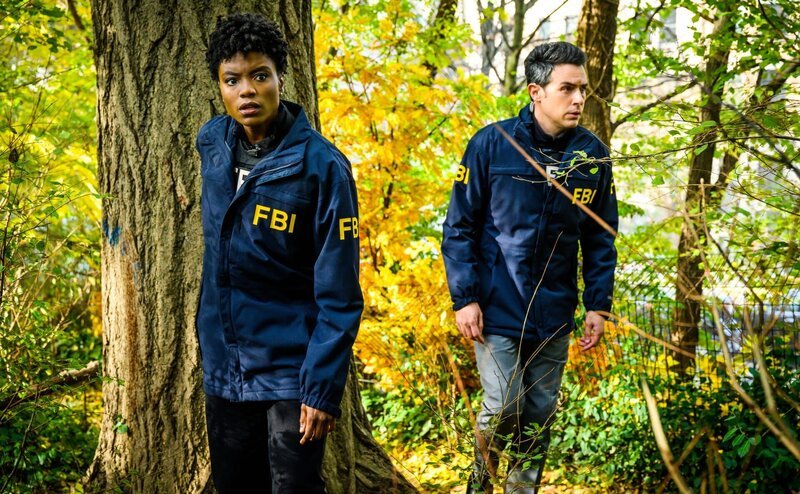 Special Agent Tiffany Wallace (Katherine Renee Turner, l.); Special Agent Stuart Scola (John Boyd, r.) – Bild: 2021 CBS Broadcasting, Inc. All Rights Reserved. /​ David M. Russell Lizenzbild frei