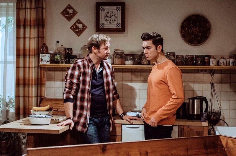 Felix gesteht Gregor seine Racheaktion. Von links: Gregor Brunner (Holger Matthias Wilhelm) und Felix Brunner (Shayan Hartmann). – Bild: BR/​Nadya Jakobs