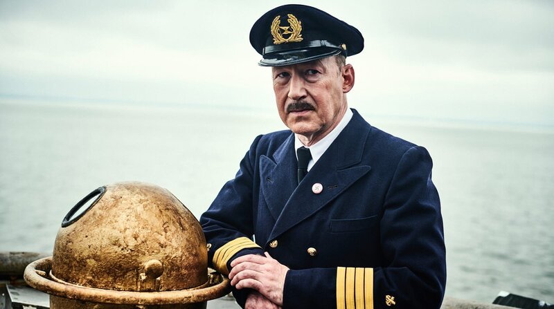 Ulrich Noethen als Kapitän Gustav Schröder. Dank seiner Umsicht und Zivilcourage kann eine größere Katastrophe verhindert werden. Das Schiff muss keinen deutschen Hafen ansteuern, sondern kann in Antwerpen ankern. – Bild: ZDF und NDR/David Dollmann. Ulrich Noethen als Kapitän Gustav Schröder. Dank seiner Umsicht und Zivilcourage kann eine größere Katastrophe verhindert werden. Das Schiff muss keinen deutschen Hafen ansteuern, sondern kann in Antwerpen ankern. – Bild: ZDF und NDR/David Dollmann.